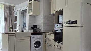 Geladeira, micro-ondas, fogão, cooktop