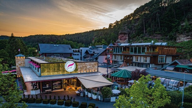 A hotel with a rooftop terrace, a restaurant, and a view of the surrounding forest. - Apartment No. 1- GUESTHOUSE FELSENLAND (Dahn)