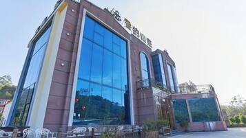 Un edificio moderno con grandes ventanales y techo plano.
