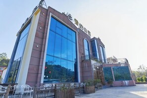 Un edificio moderno con grandes ventanales y techo plano.