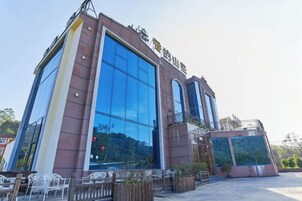 Un edificio moderno con grandes ventanales y techo plano.