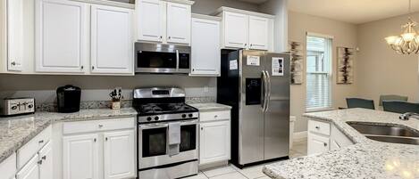 House, 6 Bedrooms | Private kitchen