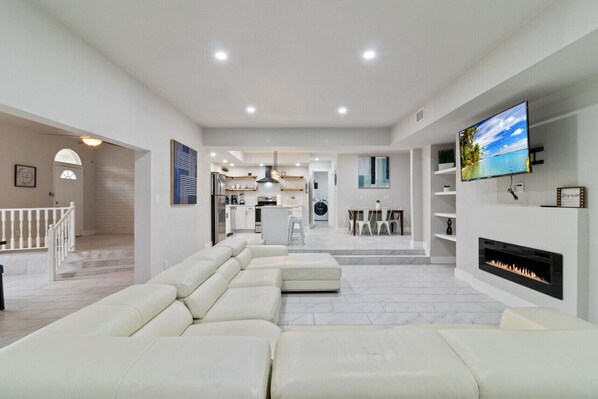 Smart TV, fireplace