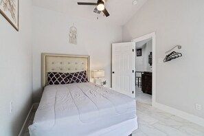 2 室のベッドルーム、デスク、アイロン / アイロン台、旅行用ベビーベッド