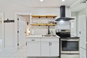 冷蔵庫、電子レンジ、オーブン、コンロ