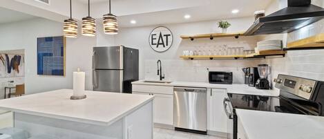 Placa de cocina, lavavajillas, cafetera/tetera, tostadora