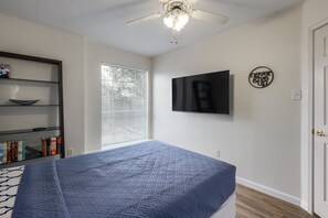 3 bedrooms, desk, iron/ironing board, travel cot