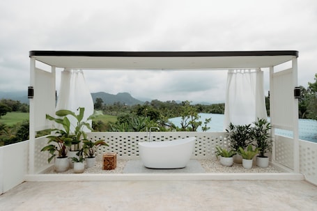 Luxury Villa | Bathroom | Free toiletries, bidet, towels, soap