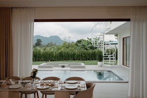 Luxury Villa | Desk, free WiFi, bed sheets