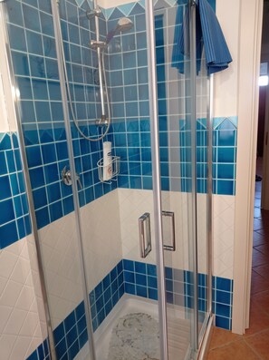 Dusche, Haartrockner, Bidet, Handtücher