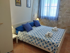 3 habitaciones, escritorio y tabla de planchar con plancha 