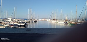 Un puerto deportivo con varias embarcaciones amarradas.
