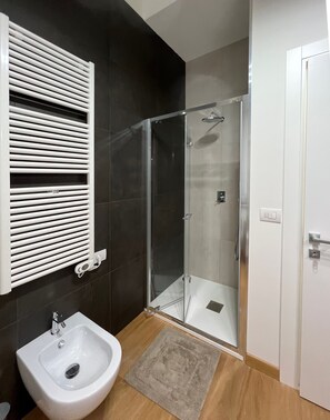 Doccia, asciugacapelli, bidet, asciugamani