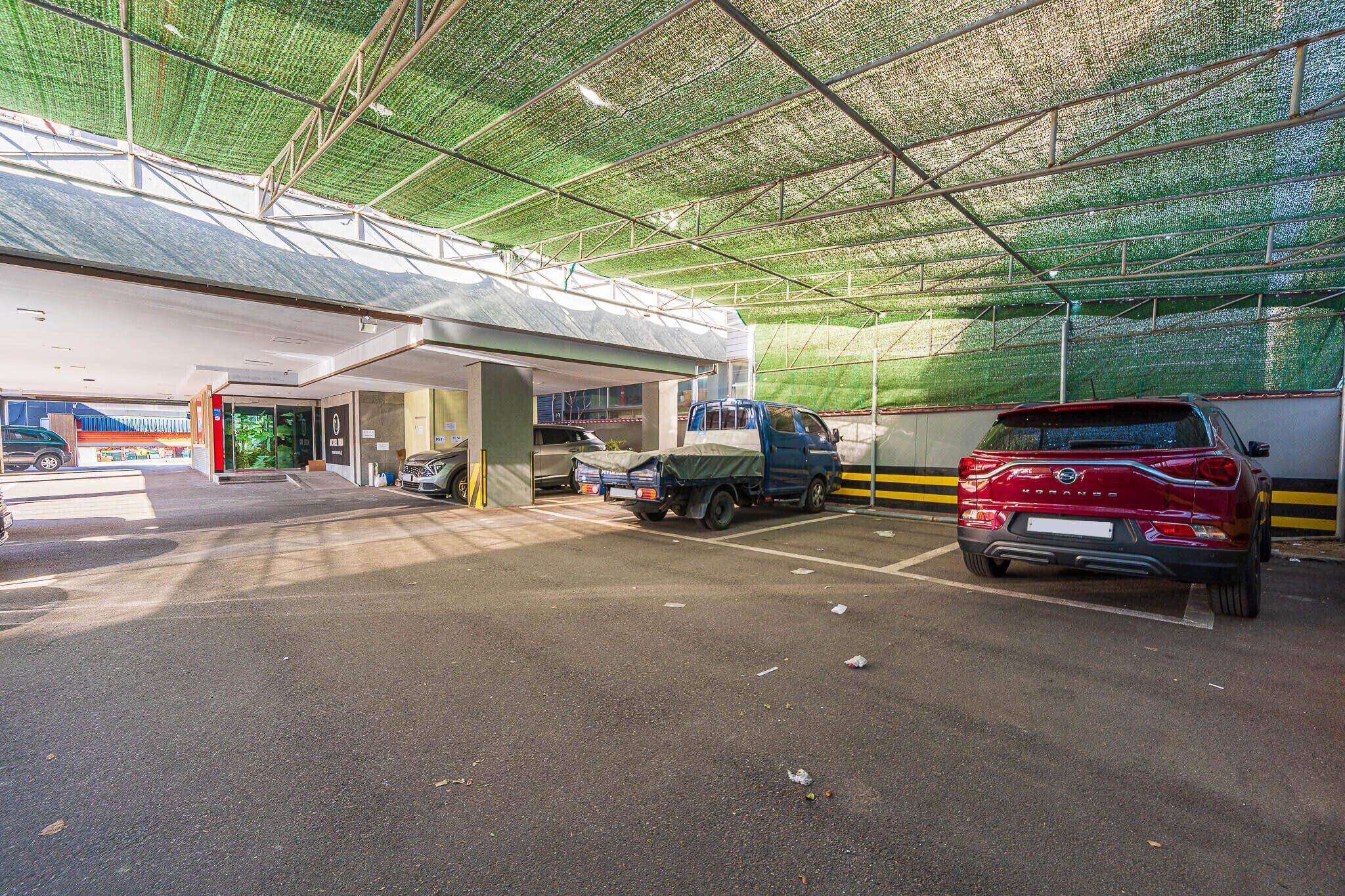 Estacionamiento para vans con acceso para silla de ruedas