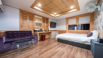 Decoración personalizada y espacio para trabajar con laptop