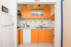 Refrigerador, microondas, placa de cocina, lavavajillas
