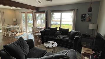 House, 4 Bedrooms | Living area