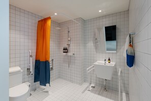 Stay 201 | Bathroom | Shower, hair dryer, slippers, towels - Mangrove Dongdaemun - Hostel (Seoul)
