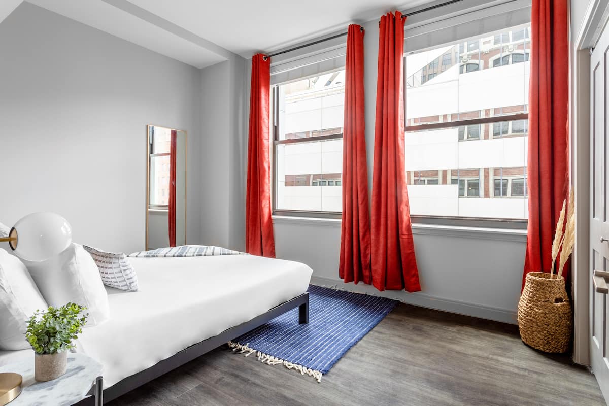 1 habitación, tabla de planchar con plancha y ropa de cama 