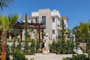Property grounds - Stunning 5 Bedroom Villa With Private Pool, Paphos Villa 1444 (Argaka)