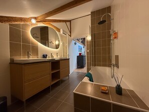 Premium Suite, Ensuite, River View (Suite l'Estuaire) | Bathroom | Designer toiletries, hair dryer, towels, soap - Château Papounan (Saint-Estephe)