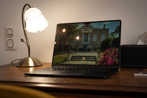 Chambre Double Signature, salle de bains attenante, vue jardin (Chambre Domeyne) | Intérieur