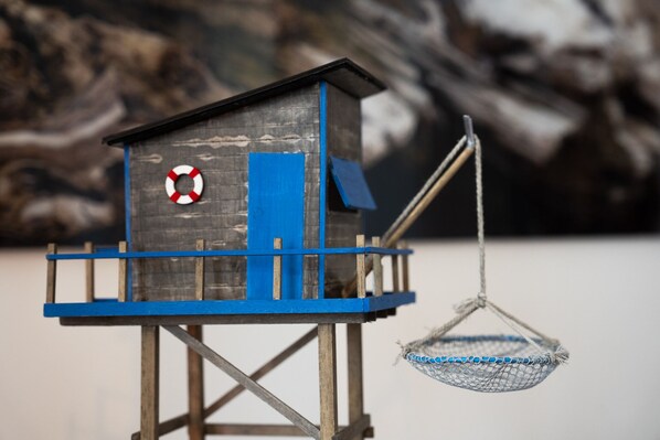 Un modelo de una torre de salvavidas con un flotador y una red.