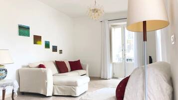 Smart TV, videogiochi, lettore DVD, libri