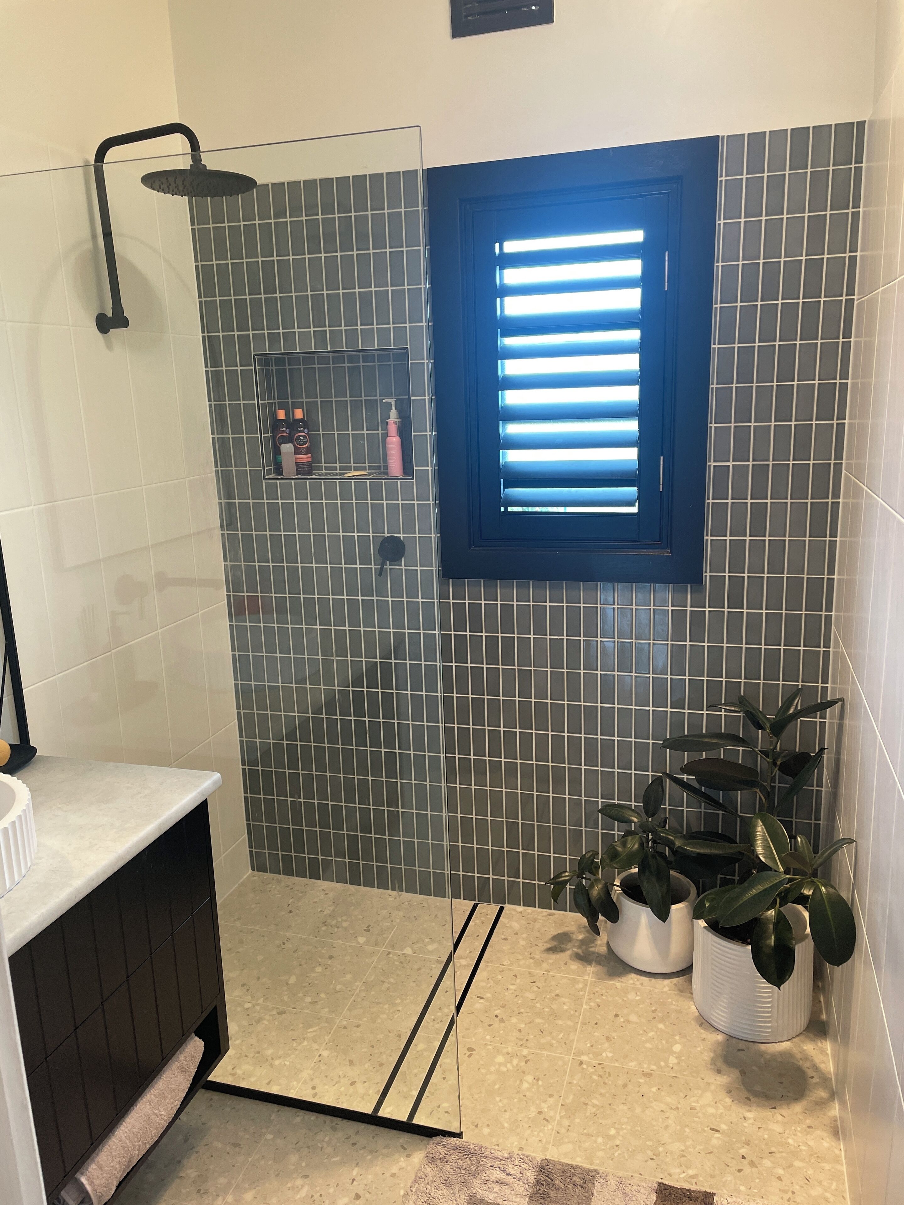 Douche, serviettes fournies, savon, shampoing