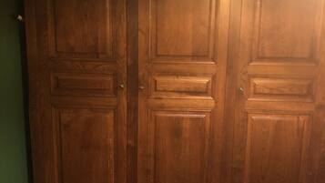 2 slaapkamers, een bureau, wifi, beddengoed