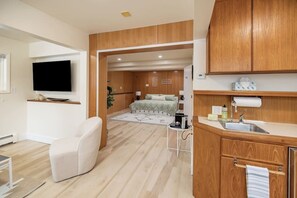 1 bedroom, free WiFi, bed sheets - Garden Level Getaway (Anchorage)