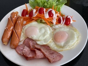 含每日吃到飽自助式早餐