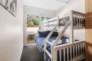 2 soverom, skrivebord, strykejern/-brett og reiseseng for barn