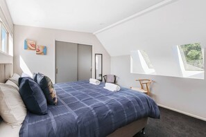 2 Schlafzimmer, Schreibtisch, Bügeleisen/Bügelbrett, Reisekinderbett