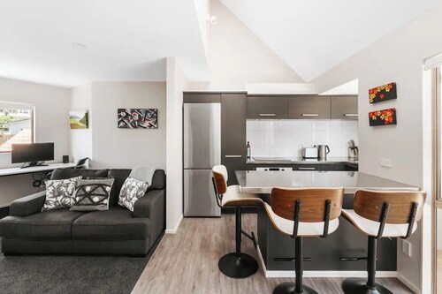 Dunes on Drury - Superb Mount Maunganui Duplex: 3-Level, 1-Min Walk to Main Beach & Town, Stunning Mount Drury Views, Balcony BBQ, Pet-Friendly