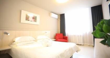 Jin Xing Holiday Hotel (Pingliang Kongtong District Green Square Branch)