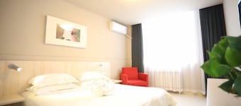 Jin Xing Holiday Hotel (Pingliang Kongtong District Green Square Branch)