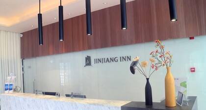 Jin Xing Holiday Hotel (Pingliang Kongtong District Green Square Branch)