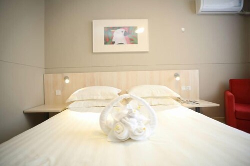 Jin Xing Holiday Hotel (Pingliang Kongtong District Green Square Branch)