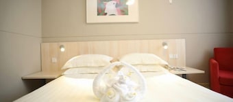 Jin Xing Holiday Hotel (Pingliang Kongtong District Green Square Branch)