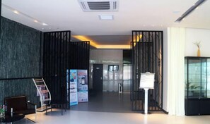 Lobby - Jin Xing Holiday Hotel (Pingliang Kongtong District Green Square Branch) (Pingliang)