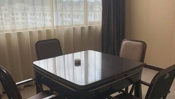 Un salón de conferencias con una mesa rectangular y cuatro sillas.