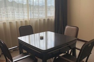 Un salón de conferencias con una mesa rectangular y cuatro sillas.