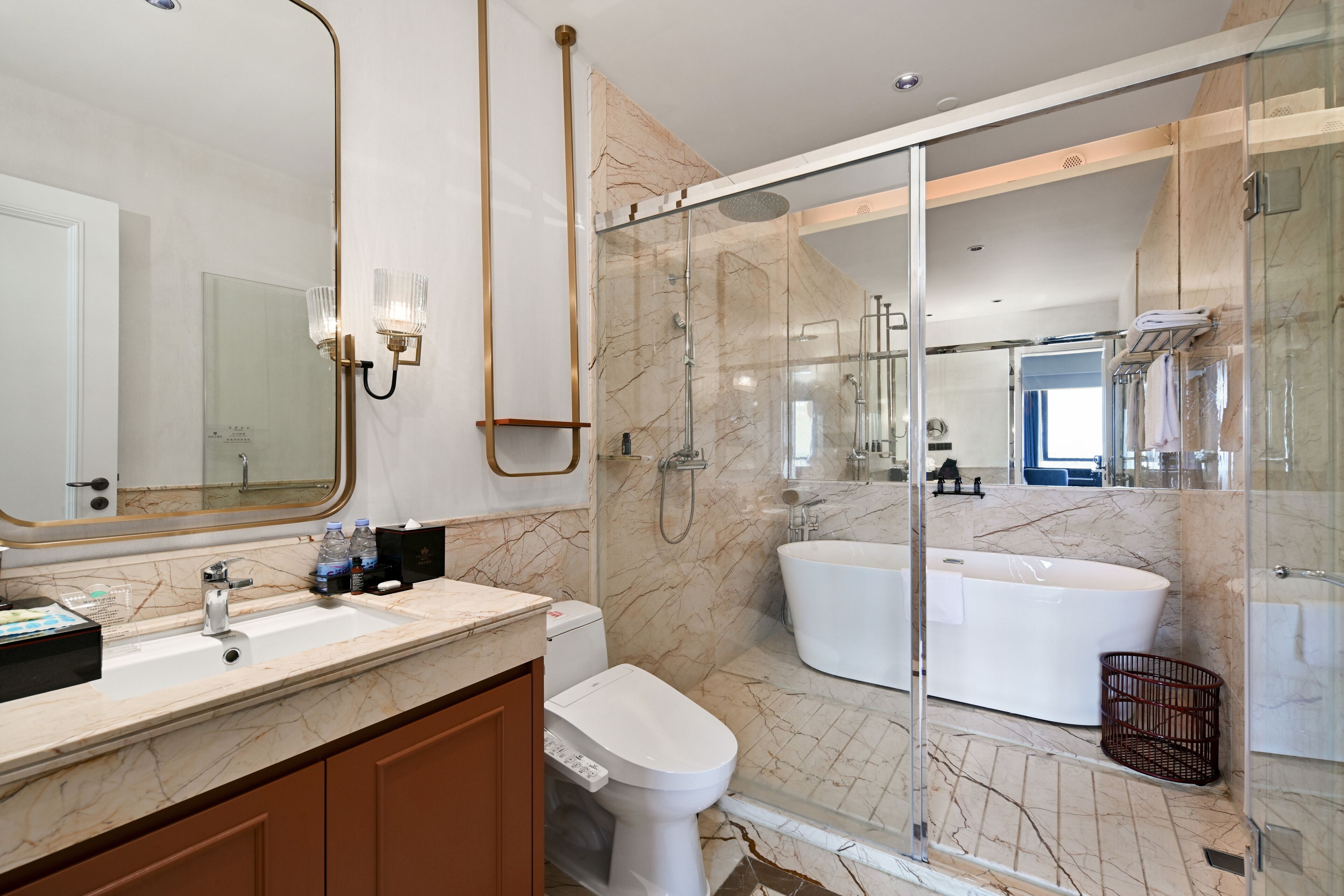 Une salle de bain moderne avec une douche à parois de verre, une baignoire blanche et un sol carrelé en marbre.