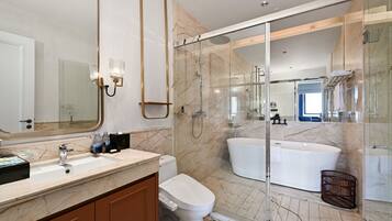 Une salle de bain moderne avec une douche à parois de verre, une baignoire blanche et un sol carrelé en marbre.