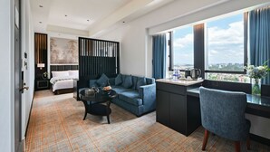 Minibar, safe på rommet, skrivebord og blendingsgardiner