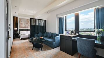 Minibar, brankas, meja kerja, dan tirai kedap cahaya