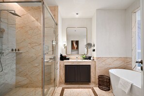 Separate bathtub and shower, hair dryer, bathrobes, slippers - President Hotel Guangzhou Changlong (Guangzhou)