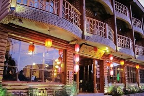 Un edificio de madera tradicional con balcones y faroles colgantes.
