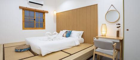 Une chambre à coucher au style minimaliste, avec un lit, un bureau et une chaise.